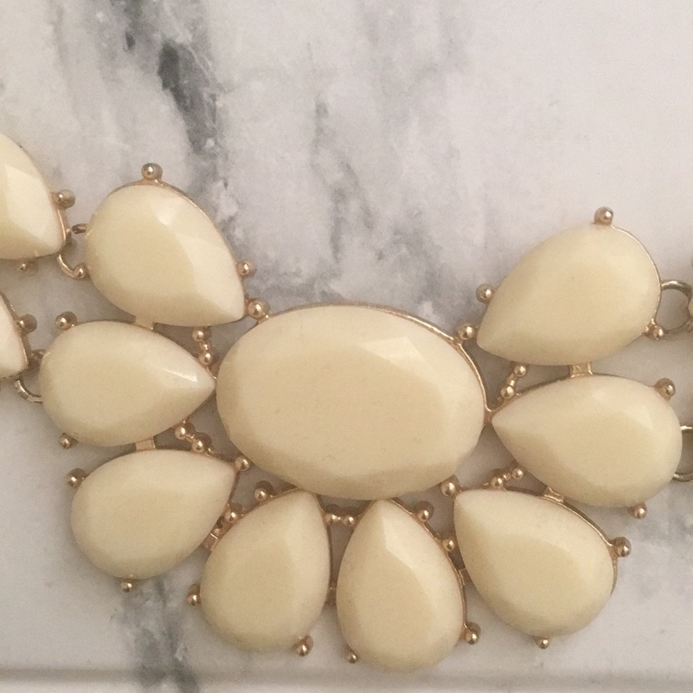 Cream & Gold statement necklace - Picture 2 of 3